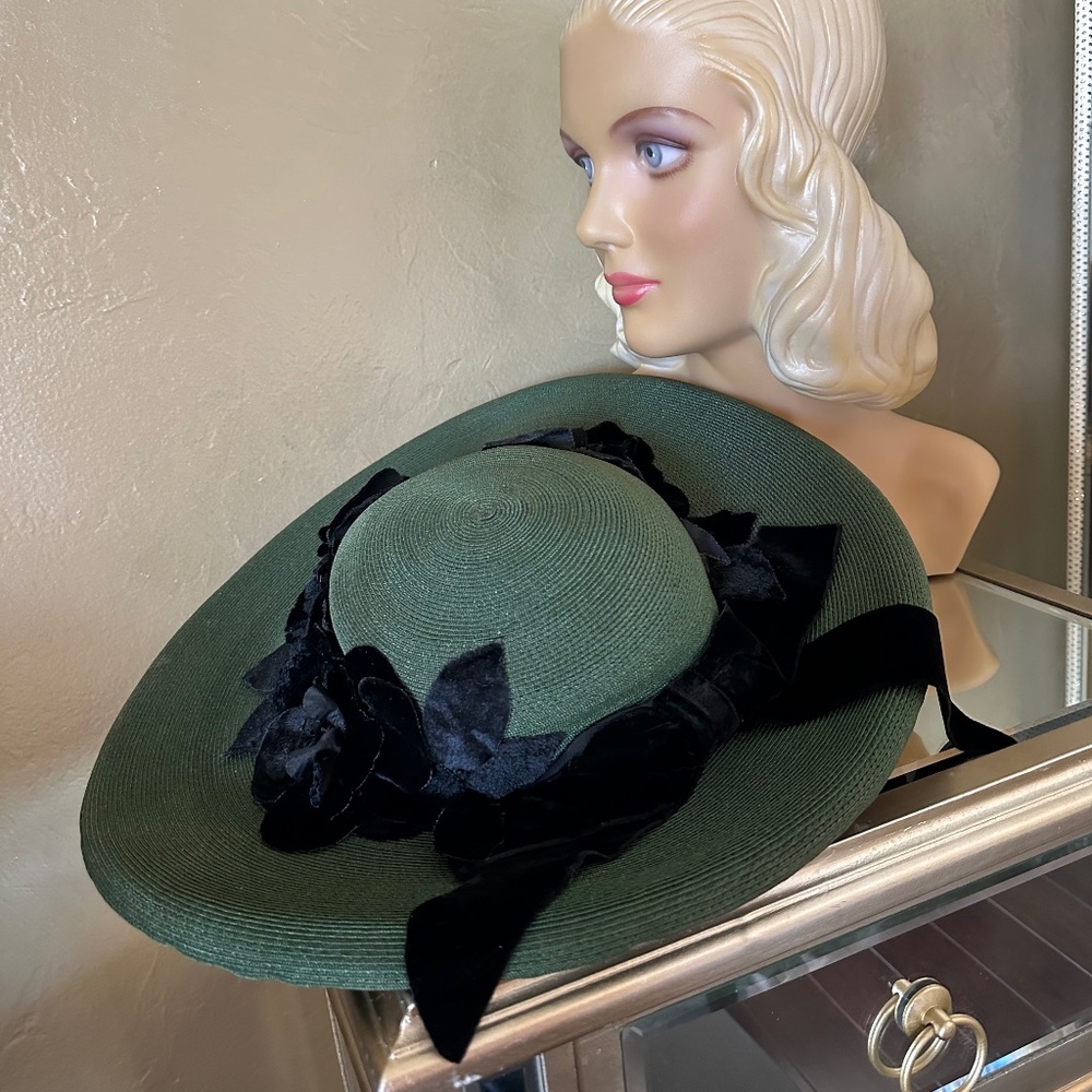 DASHING 1950s' GREEN STRAW WIDE BRIM HAT + BLACK FABRIC/VELOUR FLOWERS & BAND - Picture 11 of 14